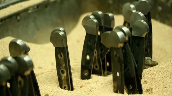 
                    Güde Kräutermesser beim Kühlen im Sand